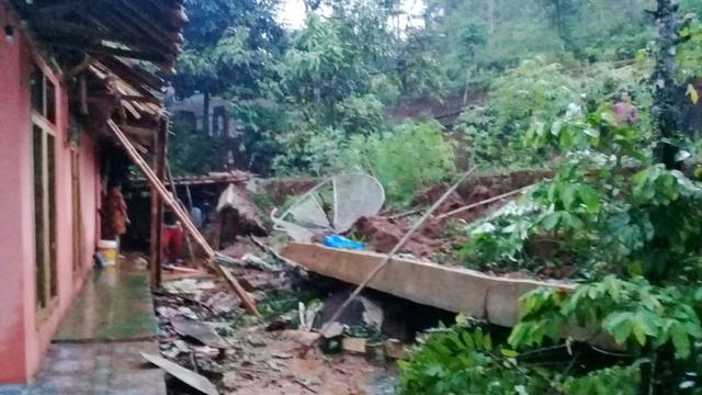 Longsor di Dayeuhluhur Kabupaten Cilacap, Jawa Tengah. (Foto: Liputan6.com/BPBD Cilacap/Muhamad Ridlo)