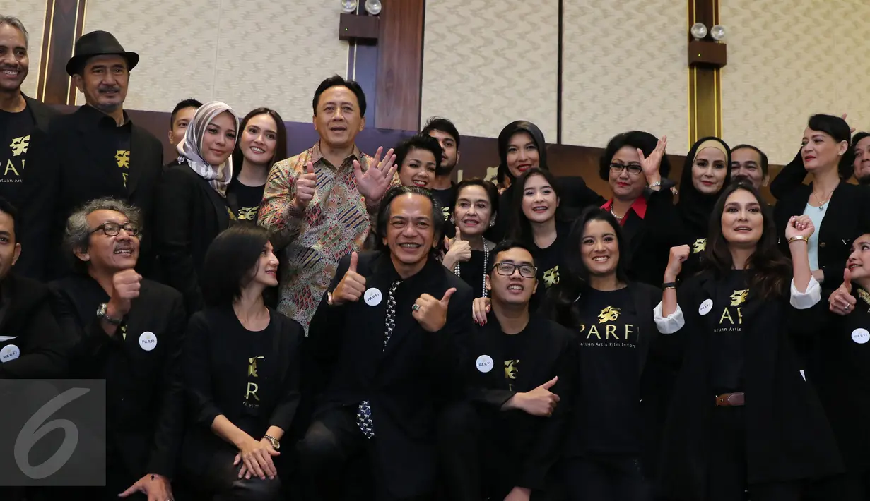 Ketua Badan Ekonomi Kreatif, Triawan Munaf berfoto bersama dengan pengurus PARFI 56 pada acara pengukuhan dan pelantikan pengurus besar PARFI 56 Jakarta, Senin (24/10). (Liputan6.com/Herman Zakharia)