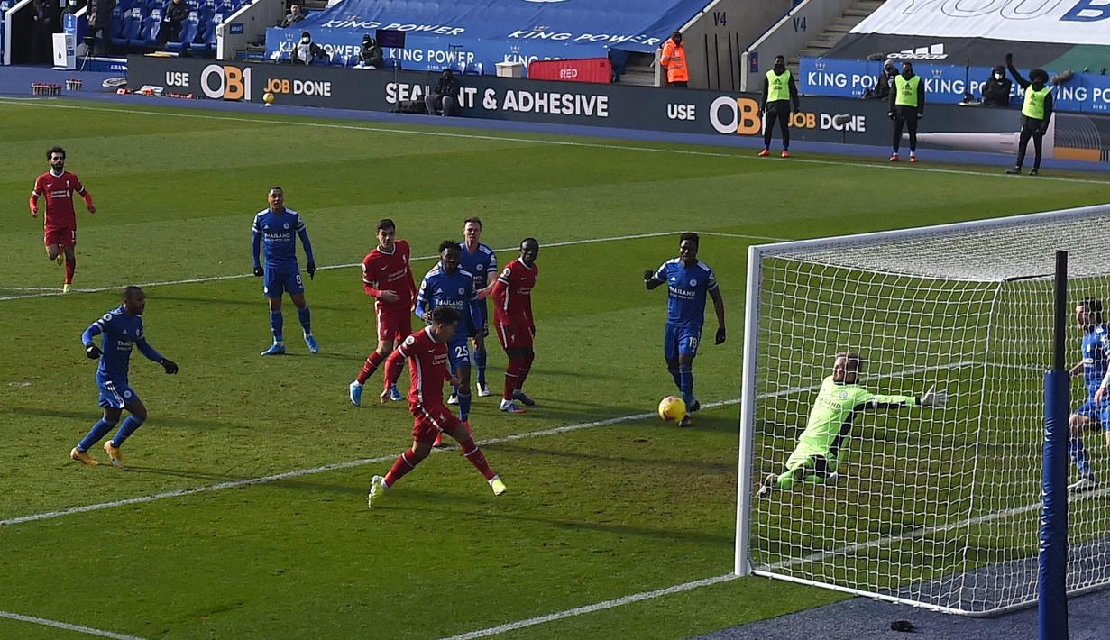 Roberto Firmino hampir saja menjebol gawang Liecester pada menit ke-27. Namun, tendangan jarak dekatnya masih bisa digagalkan Kasper Schmeichel. (Foto: AFP/Pool/Paul Ellis)