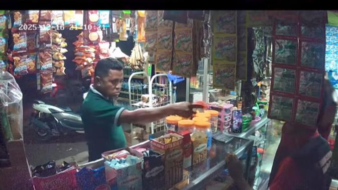 Viral: Oknum Polisi Sikka NTT Mabuk dan Intimidasi Pedagang Kios