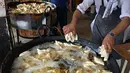 Bagi beberapa orang yang merantau, jalebi membuat mereka rindu akan suasana Ramadhan di kampung halaman. (Aamir QURESHI/AFP)