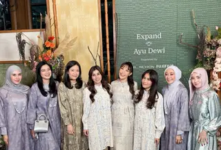 Syahnaz Sadiqah  tampil mengenakan long dress lengan panjang warna ungu dihiasi motif dipadukan kerudunh abu-abu polos. [@mrsayudewi]