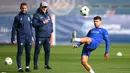 Bek Paris Saint-Germain Juan Bernat menghadiri sesi latihan menjelang matchday 4 Grup H Liga Champions menjamu Benfica, di tempat latihan klub Camp des Loges di Saint-Germain-en-Laye, dekat Paris pada 10 Oktober 2022. Itu laga penting bagi PSG dan Benfica karena sama-sama mengoleksi tujuh poin dari tiga laga. (FRANCK FIFE / AFP)