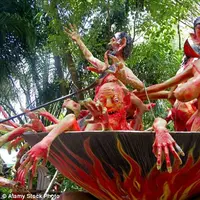 Para pendosa di 'Kuil Neraka'. (Alamy)