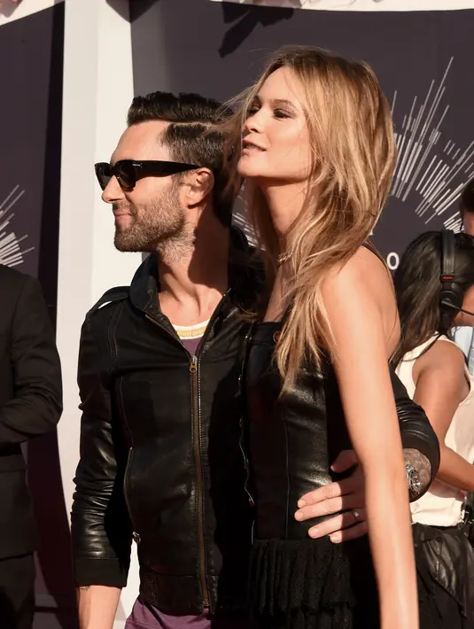 Adam Levine dan Behati Prinsloo menghadiri MTV Video Music Awards 2014 di The Forum di Inglewood, California pada 24 Agustus 2014. Adam Levine pun buka suara mengenai isu ia berselingkuh dengan Sumner. Melalui Instagram Story miliknya, ia menjelaskan situasi yang terjadi. (Jason Merritt/Getty Images for MTV/AFP)