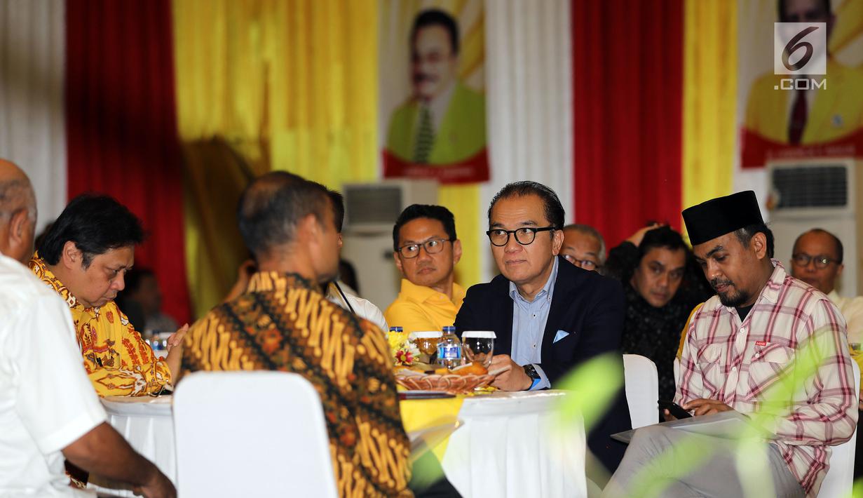 DPP Partai Golkar menggelar diskusi panel dengan sejumlah musisi di Jakarta, Kamis (22/2). Kegiatan ini kerja sama antara DPP Golkar dan Persatuan Artis Penyanyi Pencipta Lagu dan Pemusik (PAPRI) serta KCI Karya Cinta Indonesia. (Liputan6.com/JohanTallo)