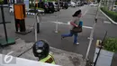  Pekerja berlari saat dievakuasi dari kantor mereka di Thamrin di Jakarta (14/1/2015). Beberapa ledakan dan suara senjata api terjadi di pusat ibukota Indonesia, Polisi mencurigai seorang melakukan aksi bom bunuh diri. (Liputan6.com/Gempur M Surya)
