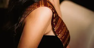 Setiap pilihan warna merah yang dipulas di bibirnya memberi kesan yang berbeda, namun tetap membuat Ariel tampil memikat. [@arieltatum].