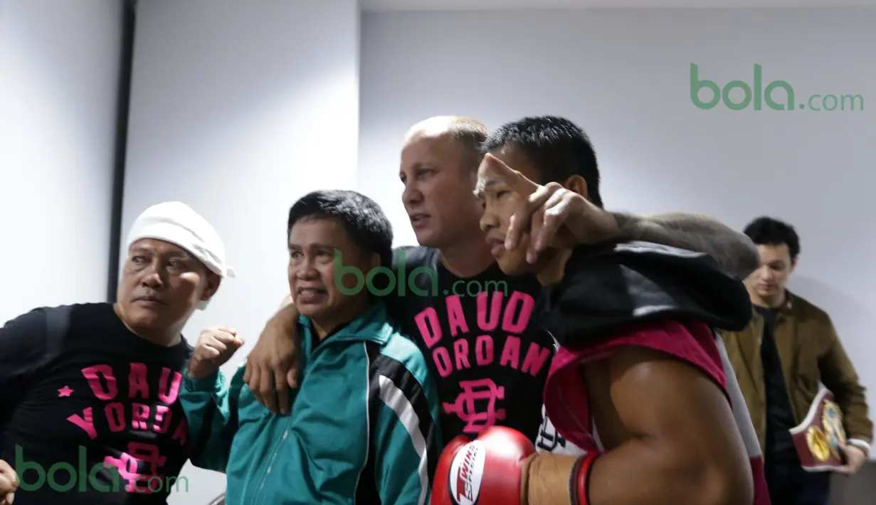 Daud Yordan saat berfoto bersama dengan Legenda Tinju Elyas Pical diruang ganti sebelum bertanding melawan Yoshitaka Kato di Balai Sarbini, Jakarta, Jumat (5/2/2016). (Bola.com/Nicklas Hanoatubun)