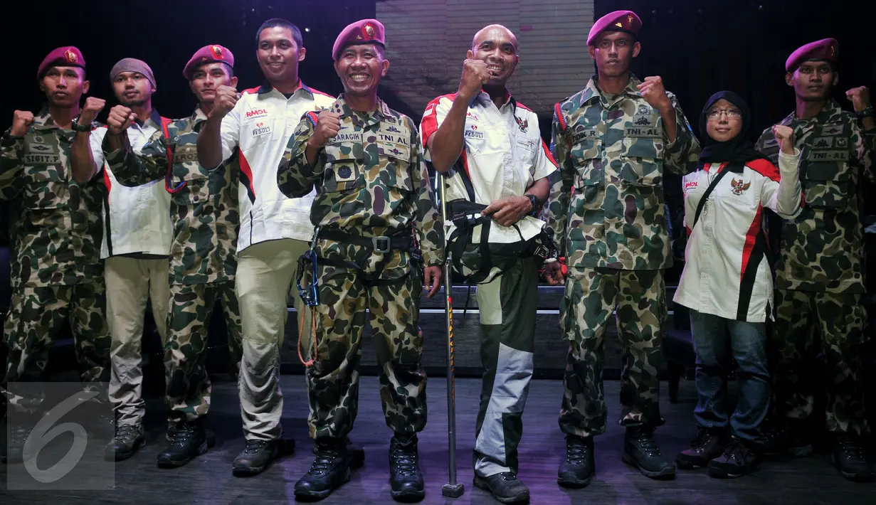 Pendaki gunung tunadaksa, Sabar Gorky bersama tim ekspedisi Indonesia Raya saat konpers pelepasan Tim Ekspedisi Sabar Gorky, Jakarta, (18/2). Sabar merupakan pendaki yang telah mendaki beberapa gunung tertinggi di dunia. (Liputan6.com/JohanTallo)