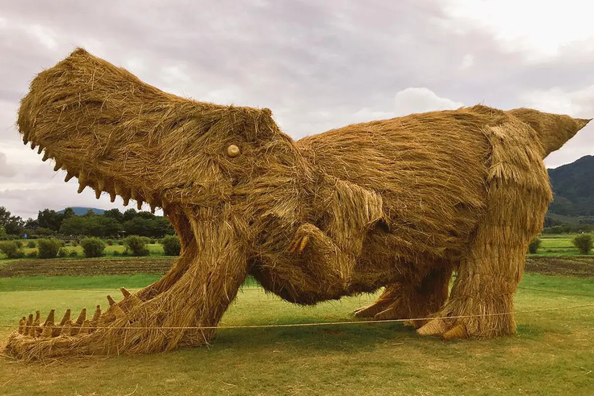 dinosaur-straw-sculptures-wara-art-festival-niigata-japan-3.jpg
