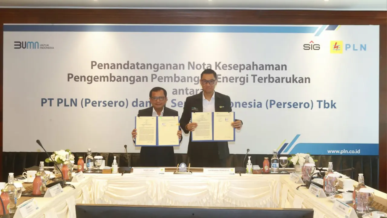 PT PLN (Persero) dan PT Semen Indonesia (Persero) Tbk (SIG) sepakat berkolaborasi mendorong penggunaan listrik berbasis Energi Baru dan Terbarukan (EBT) di area operasi Semen Indonesia Group (SIG).
