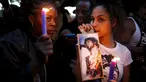 Sejumlah penggemar menyalakan lilin untuk penghormatan bagi musisi legendaris dunia, Prince di Taman Leimert, Los Angeles, Kamis (21/4). Prince ditemukan tak bernyawa di dalam lift di komplek tempat tinggalnya di Paisley Park. (REUTERS/Lucy Nicholson)