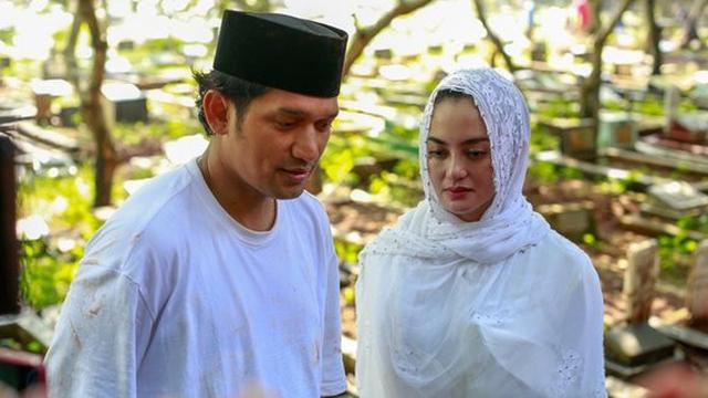 Ikut Angkat Jenazah, Ini 6 Potret Pemakaman Ayah Ibnu Jamil