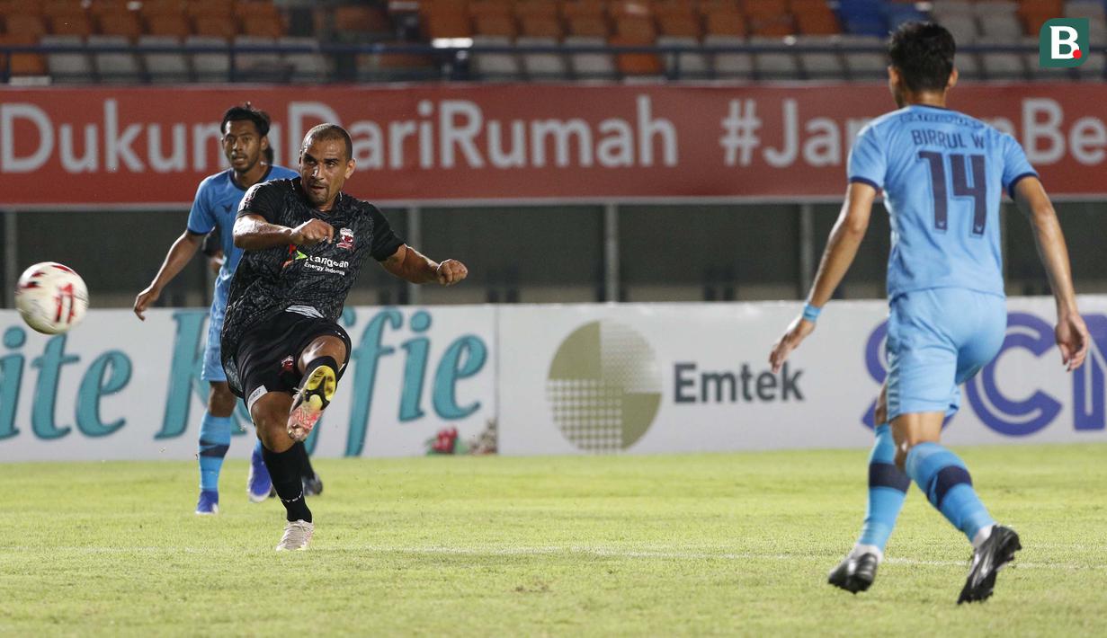 Striker Madura United, Bruno Da Silva Lopes (tengah) menendang bola ke gawang Persela Lamongan yang membuahkan gol dalam laga matchday ke-3 Grup C Piala Menpora 2021 di Stadion Si Jalak Harupat, Bandung, Kamis (1/4/2021). (Bola.com/Ikhwan Yanuar)