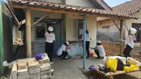 Peringati Sumpah Pemuda, Habitat for Humanity membangun rumah tak layak huni di Mauk Tangerang. (Merdeka.com)