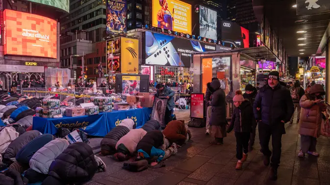 Di Times Square New York, ratusan umat muslim yang menjalankan Ramadan mengadakan buka puasa bersama dan shalat tarawih. (Adam GRAY/AFP)