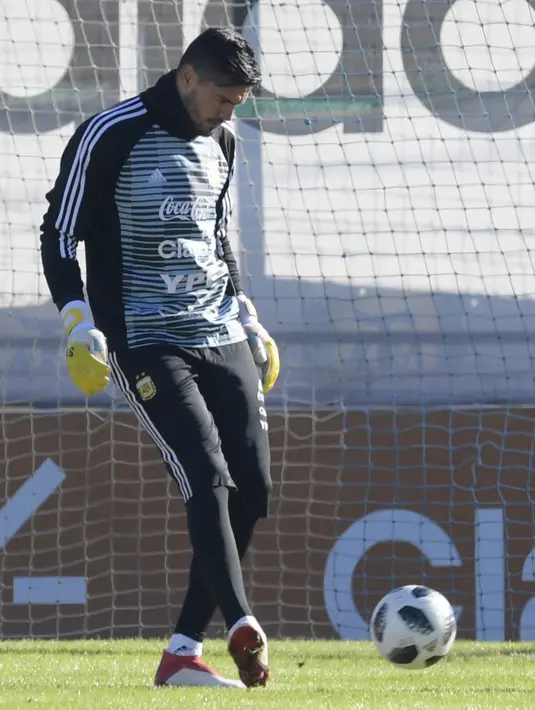 Kiper Argentina Sergio Romero menendang bola saat latihan di Ezeiza, Buenos Aires, (22/5). Kiper Manchester United ini merupakan salah satu dari tiga kiper yang disiapkan Jorge Sampaoli untuk menghadapi Piala Dunia 2018. (AFP Photo/Juan Mabromata)