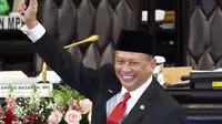 Ketua MPR RI periode 2019-2024 Bambang Soesatyo mengangkat palu saat Rapat Paripurna MPR di kompleks parlemen, Jakarta, Kamis (3/10/2019). Bambang Soesatyo menjadi Ketua MPR secara aklamasi setelah Fraksi Gerindra di MPR menyatakan sepakat mendukung mantan Ketua DPR. (Liputan6.com/Johan Tallo)