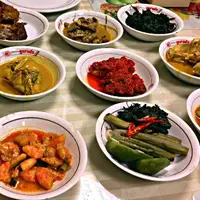 Doyan masakan Padang? Pastikan Anda cicipi masakan di restoran ini.