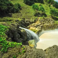 Pantai-pantai di Indonesia yang dilengkapi dengan 'atraksi' air terjun.