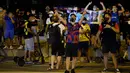 Suporter melakukan protes di depan kantor Barcelona, Selasa (25/8/2020). Aksi tersebut merupakan respon fans atas kabar Lionel Messi yang akan meninggalkan Camp Nou pada musim panas ini. (AFP/Pau Barrena)