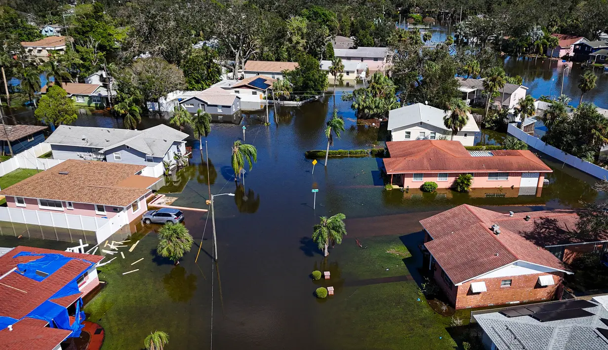 Banjr yang disebabkan Badai Milton juga merendam lingkungan perumahan di Lake Maggiore, Florida, pada tanggal 10 Oktober 2024. (Miguel J. Rodriguez Carrillo/AFP)