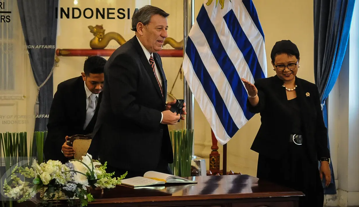 Menlu RI Retno Marsudi mempersilahkan Menlu Uruguay Rodolfo Nin Novoa menuju ruang pertemuan di Gedung Pancasila, Jakarta, Selasa (11/10). Kedua Menlu melakukan pertemuan bilateral bidang pertanian, pariwisata, dan lain-lain. (Liputan6.com/Faizal Fanani)