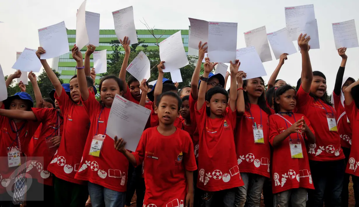 Anggota sahabat anak marjinal dari Jabodetabek menyampaikan aspirasinya melalui surat bertulis tangan di Bumi Perkemahan Ragunan, Jakarta, Sabtu (30/7). Kegiatan menulis surat yang mengusung tema 'Gizi untuk Prestasi'. (Liputan6.com/Gempur  M Surya)