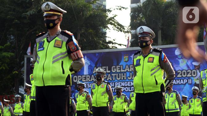 Sejumlah polisi mengikuti apel pasukan Operasi Patuh Jaya 2020 di Lapangan Polda Metro Jaya, Jakarta, Kamis (23/7/2020). Ada lima jenis pelanggaran yang jadi sasaran prioritas Operasi Patuh Jaya 2020 di antaranya penggunaan rotator dan sirene tidak sesuai ketentuan. (merdeka.com/Imam Buhori)