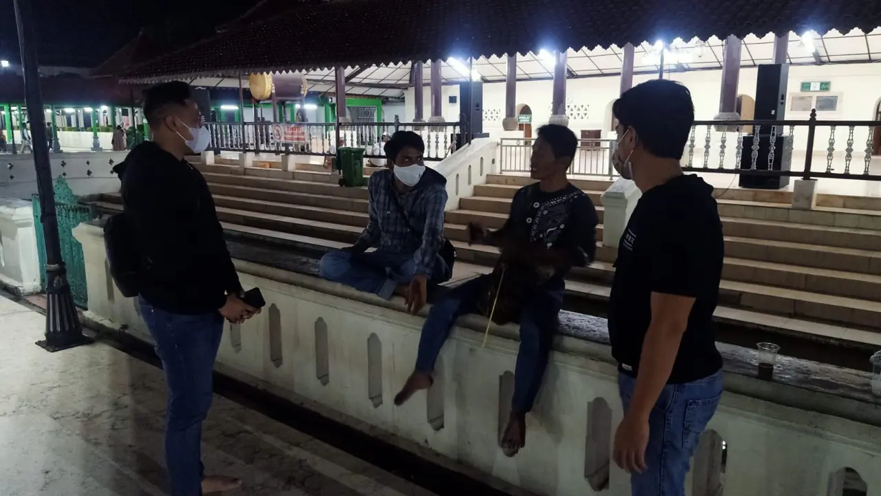 Personil Sat Resnarkoba Polres Serang Kota, ikut serta mengajak wisatawan di Masjid Agung Banten, Kota Serang, untuk memakai masker. (Dokumentasi Sat Resnarkoba Polres Serang Kota).