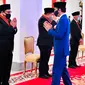 Presiden Jokowi menganugerahkan tanda jasa dan kehormatan kepada 53 tokoh, di antaranya kepada mantan Wakil Ketua DPR Fadli Zon dan Fahri Hamzah, Kamis (13/8/2020). ( Foto: Biro Pers Sekretariat Presiden)