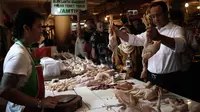 Anies Baswedan menyambangi Pasar Tebet Timur, Jakarta Selatan (Liputan6.com/Faizal Fanani)