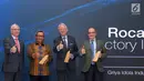 Operations Director of Roca Indonesia, Emilio Ferrer, Dirjen Industri Kimia, Farmasi, dan Tekstil Kemenperin, Achmad Sigit, Dubes Spanyol untuk Indonesia Jose Maria Matres Manso dan Raimundo Garcia Figueras foto bersama pada acara peresmian pabrik Roca di Tangerang (29/4). (Liputan6.com/HO/Irene)