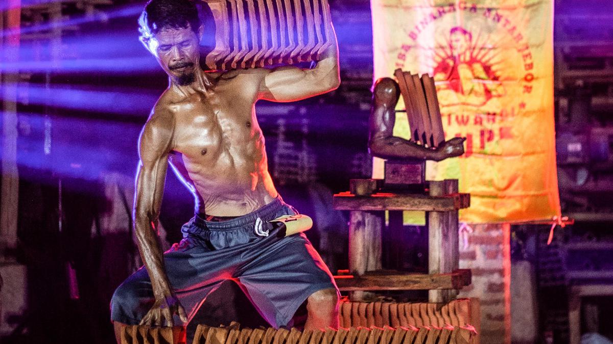 Rawat Tradisi, Binaraga Genteng Jatiwangi Pamer Otot