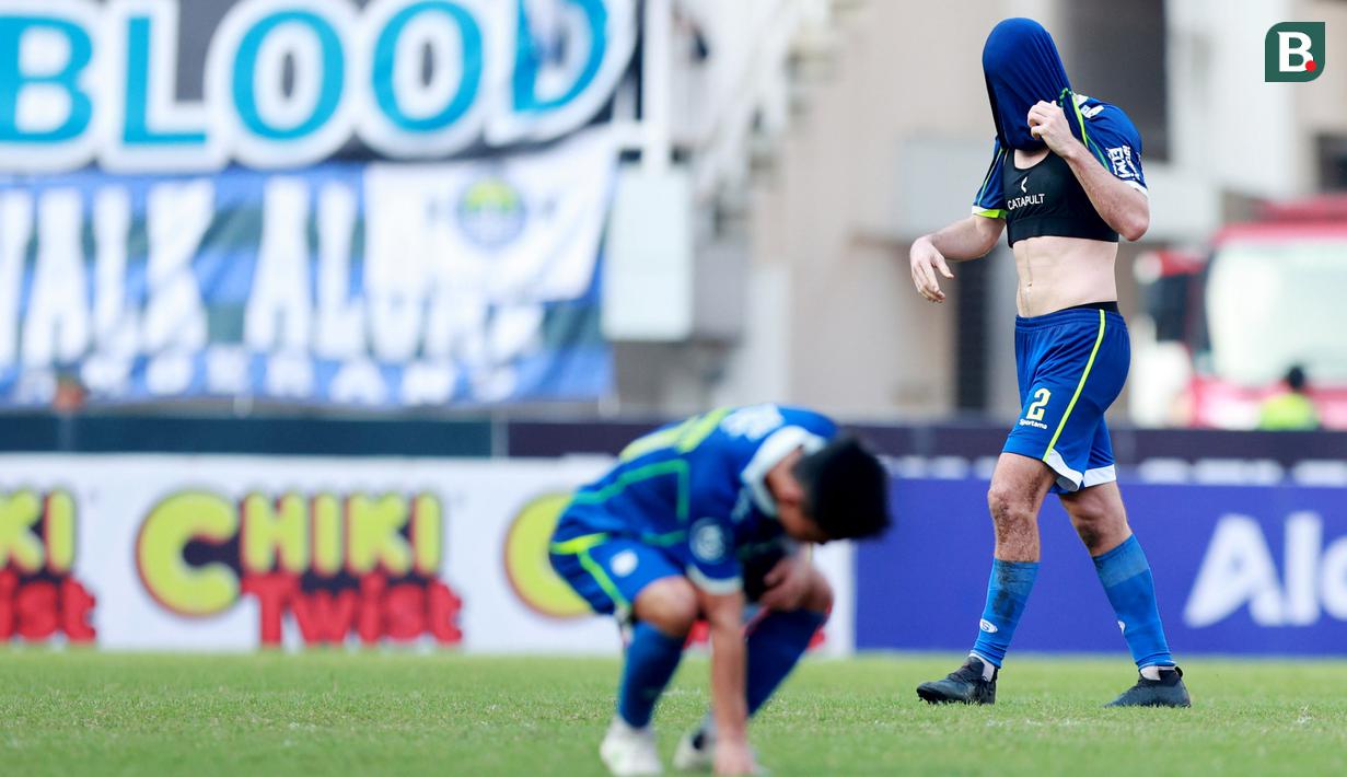Pemain Persib Bandung, Nick Kuiper, menutup wajahnya dengan jersey setelah ditaklukkan Persik Kediri pada laga BRI Liga 1 2022/2023 di Stadion Pakansari, Bogor, Rabu (8/3/2023). (Bola.com/M Iqbal Ichsan)