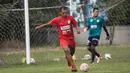 Bek Persipura Jayapura, Ricardo Salampessy, berusaha mengontrol bola saat sesi latihan. Pada latihan perdana tersebut tidak tampak sang kapten Mutiara Hitam, Boaz Solossa. (Bola.com/Vitalis Yogi Trisna)