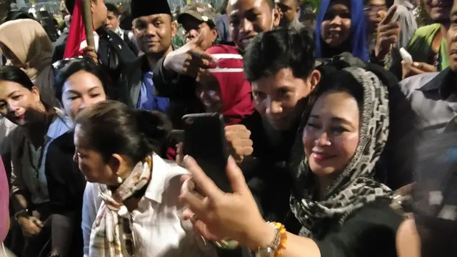 Politikus Partai berkarya Titiek Soeharto mengikuti aksi unjuk rasa di depan Gedung Bawaslu. (Liputan6.com/ Ady Anugrahadi)