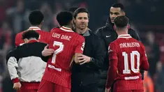Pelatih Bayer Leverkusen, Xabi Alonso (tengah) berpelukan dengan pemain Liverpool, Luis Diaz setelah pertandingan lanjutan Liga Champions 2024/2025 yang berlangsung di Anfield, Liverpool, Inggris, Rabu (06/11/2024) dini hari WIB. (AFP/Paul Ellis)