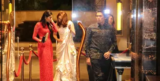 Beberapa selebriti terlihat hadir dalam acara resepsi pernikahan Raisa dan Hamisd Daud yang diselenggarakan di Ayana MidPlaza Hotel, Jakarta Pusat, Minggu (3/9). Salah satunya adalah Luna Maya dan kekasihnya, Rheino Barrack. (Adrian Putra/Bintang.com)