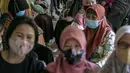 Sejumlah tenaga pendidik duduk menunggu untuk vaksin COVID-19 di SMP 216, Jakarta Pusat, Selasa (6/4/2021). Pemerintah akan mengatur kembali pemberian vaksin Covid-19 kepada masyarakat karena terbatasnya pasokan vaksin saat ini. (Liputan6.com/Faizal Fanani)