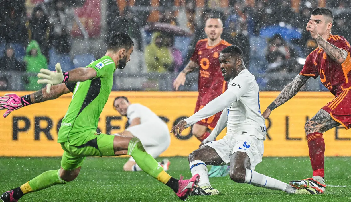 Bermain di kandang AS Roma, Inter Mila membuka kemenangan lewat gol yang dicetak Francesco Acerbi pada menit ke-17. (Alberto PIZZOLI/AFP)
