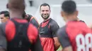 Pemain Persija, Jordi Amat sesaat sebelum melakukan latihan di Stadion Madya, Kompleks Gelora Bung Karno, Senayan, Jakarta, Jumat (2/1/2026). (Bola.com/Abdul Aziz)