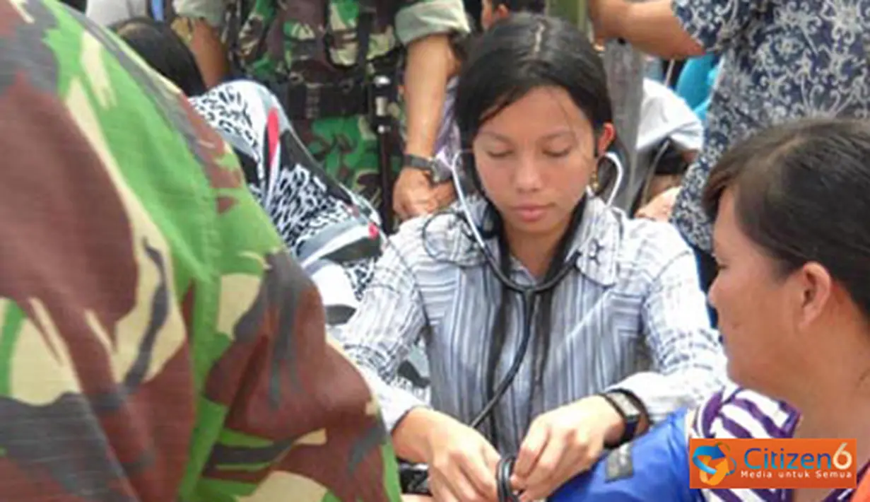 Citizen6, Nunukan: Pengobatan massal yang digelar ketiga kalinya di wilayah perbatasan itu dapat terlaksana atas kerjasama Tim Ekspedisi Khatulistiwa Sub Korwil 05 Nunukan dengan Dinas Kesehatan Kabupaten Nunukan. (Pengirim: Badarudin Bakri)