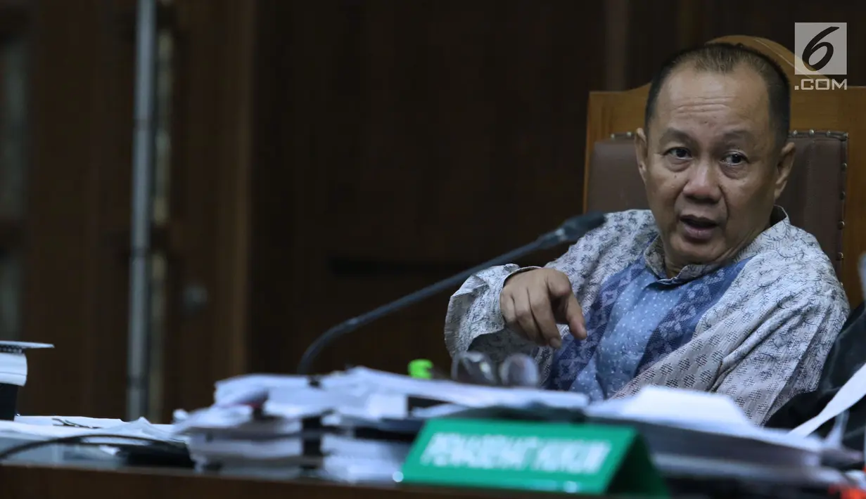 Terdakwa dugaan korupsi penerbitan SKL BLBI, Syafruddin Arsyad Temenggung saat menjalani sidang lanjutan di Pengadilan Tipikor, Jakarta, Kamis (12/7). Sidang mendengar keterangan saksi. (Liputan6.com/Helmi Fithriansyah)