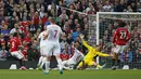 Anthony Martial mencetak gol ketiga Mu ke gawang Liverpool di Stadion Old Trafford, Inggris. Sabtu (12/9/2015). (Reuters/Phil Noble)
