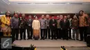Sejumlah tokoh berfoto bersama usai memberikan pidato pembuka pada Konvensi Nasional tentang Haluan Negara di JCC, Jakarta, Rabu (30/3/2016). Konvensi dilaksanakan oleh Aliansi Kebangsaan dan Forum Rektor Indonesia. (Liputan6.com/Helmi Fithriansyah)