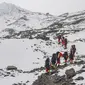 Tim pembangunan jalan membuat rute menuju sebuah kamp pada ketinggian 7.028 meter di Gunung Qomolangma atau Gunung Everest di Daerah Otonom Tibet, China, Minggu (10/5/2020). Teknologi canggih akan dilibatkan dalam pengukuran kali ini. (Xinhua/Sun Fei)