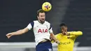 Striker Tottenham Hotspur, Harry Kane, duel udara dengan pemain Fulham, Tosin Adarabioyo, pada laga Liga Inggris di London, Rabu (13/1/2021). Kedua tim bermain imbang 1-1. (Glyn Kirk/Pool via AP)