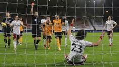 Bek Arsenal, David Luiz, mendapat kartu merah saat melawan Wolverhampton Wanderers pada laga Liga Inggris di Stadion Molineux, Selasa (2/2/2021). Arsenal takluk dengan skor 2-1. (Shaun Botterill/Pool via AP)
